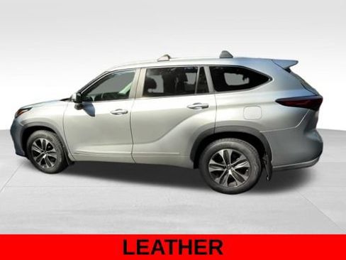 Used 2023 Toyota Highlander XLE AWD/4WD image 6