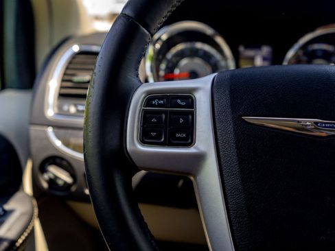 Used 2015 Chrysler Town & Country Touring FWD image 15
