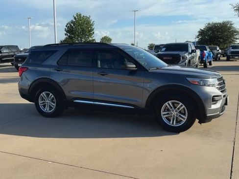 Used 2022 Ford Explorer XLT RWD image 3