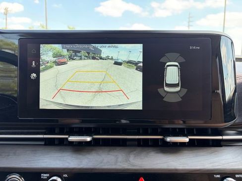 Used 2024 Kia Carnival EX FWD image 27