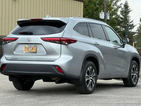 Used 2021 Toyota Highlander XLE AWD/4WD image 5