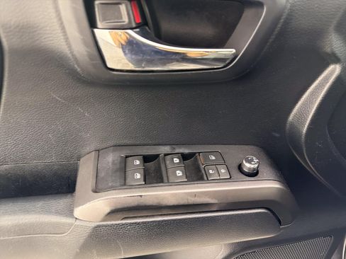 Used 2018 Toyota Tacoma TRD Off-Road AWD/4WD image 18