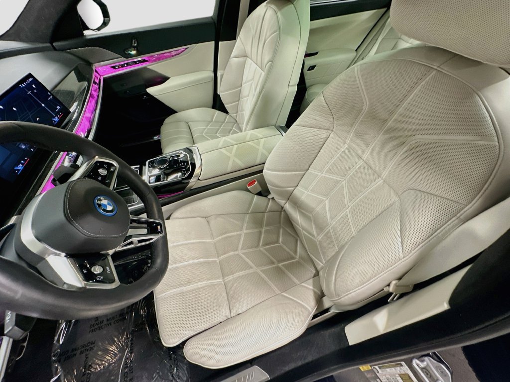 Used 2026 BMW 750e xDrive AWD/4WD image 5
