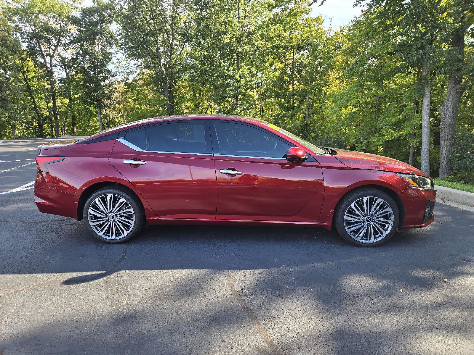 Used 2024 Nissan Altima 2.5 SL AWD/4WD image 2