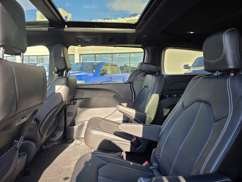 Used 2025 Chrysler Pacifica Select image 4