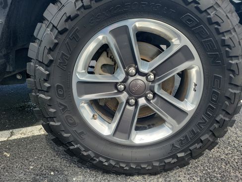 Used 2018 Jeep Wrangler Unlimited Sahara AWD/4WD image 9