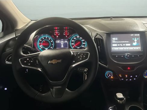 Used 2018 Chevrolet Cruze LT FWD image 10
