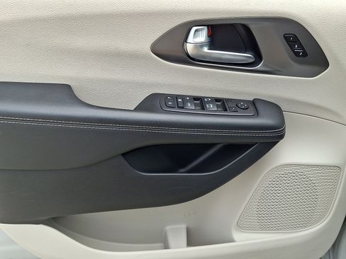 Used 2024 Chrysler Pacifica Touring-L FWD image 15
