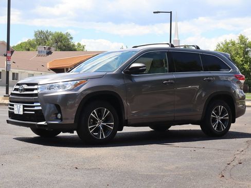 Used 2018 Toyota Highlander Plus AWD/4WD image 11