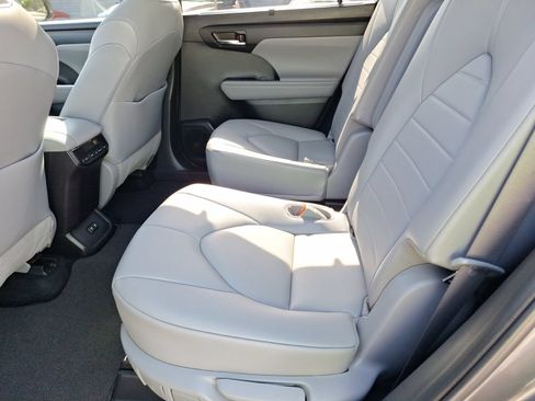 Used 2021 Toyota Highlander XLE FWD image 30