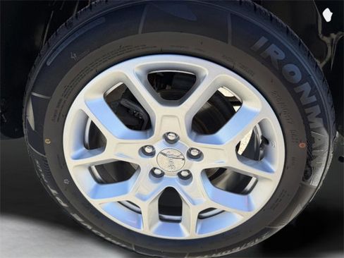 Used 2018 Jeep Renegade Latitude w/ Popular Equipment Group image 32