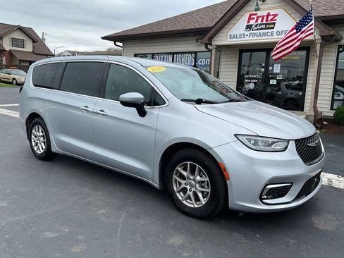 Used 2023 Chrysler Pacifica Touring FWD image 2
