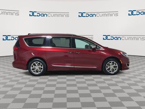 Used 2018 Chrysler Pacifica Limited image 9