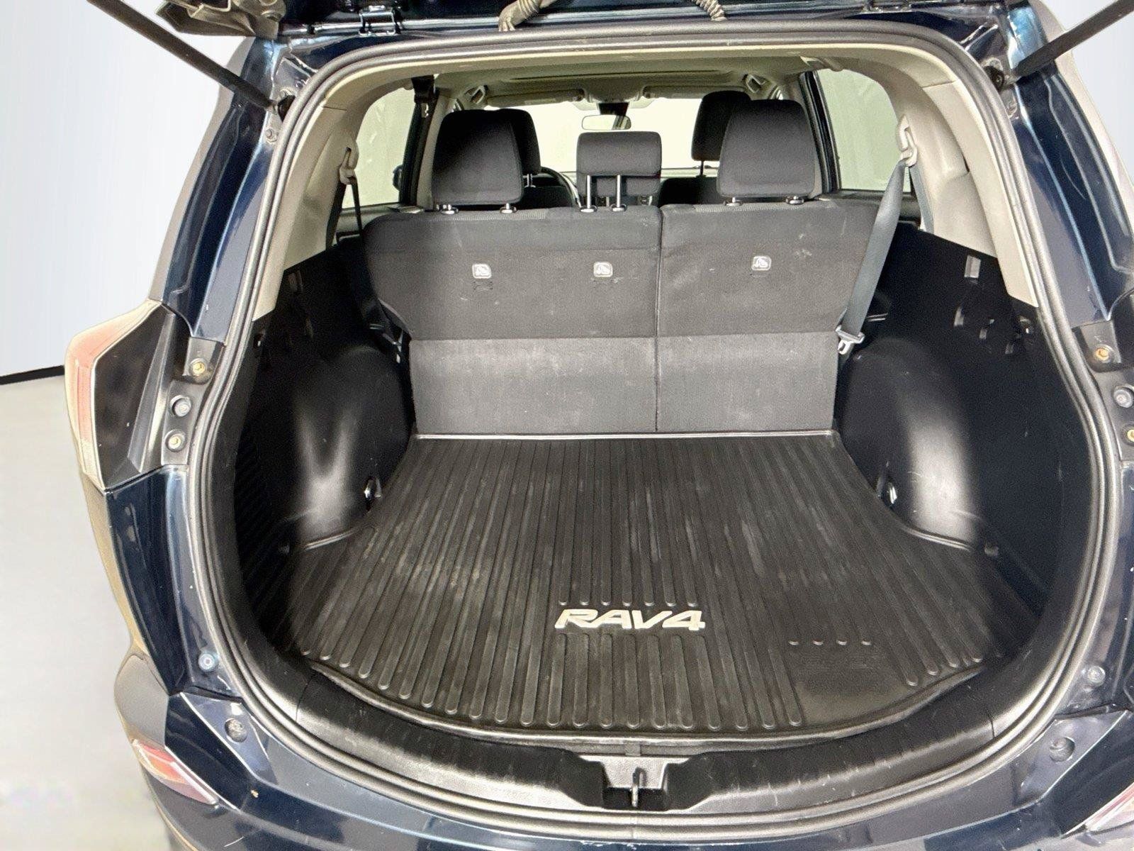 Used 2018 Toyota RAV4 XLE AWD/4WD image 25