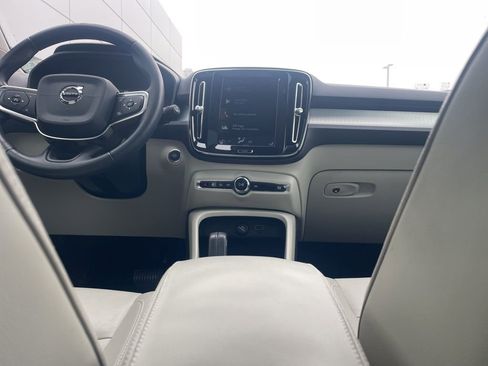 Used 2020 Volvo XC40 T5 Momentum image 24