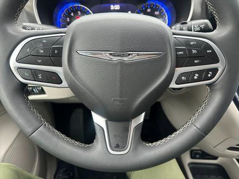 Certified 2024 Chrysler Pacifica Touring-L image 3