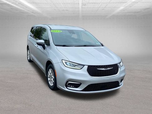 Used 2023 Chrysler Pacifica Touring-L FWD image 8