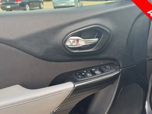 Used 2014 Jeep Cherokee Latitude w/ Comfort/Convenience Group image 18