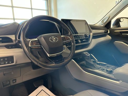 Used 2021 Toyota Highlander Platinum AWD/4WD image 9