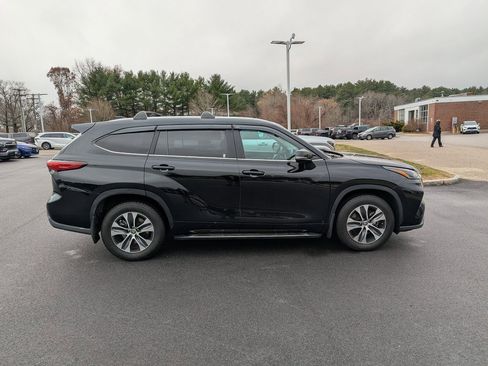 Used 2023 Toyota Highlander XLE image 7