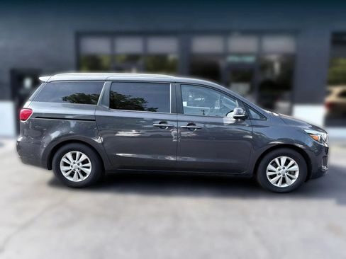 Used 2017 Kia Sedona LX w/ LX Essentials Premium Package FWD image 6