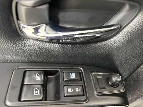 Used 2017 Nissan Titan SV image 21