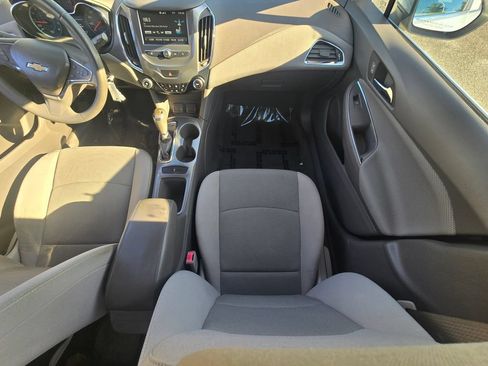 Used 2018 Chevrolet Cruze LT FWD image 16