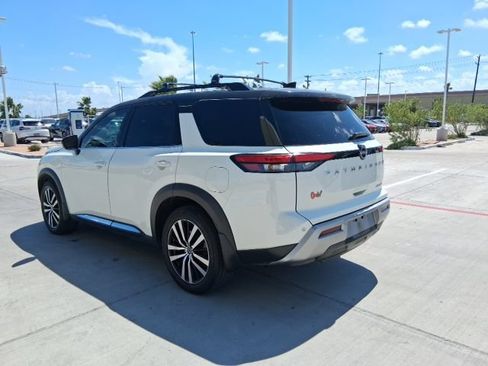 Used 2023 Nissan Pathfinder Platinum FWD image 4