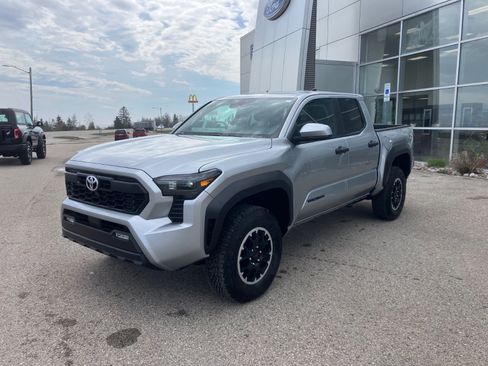 Used 2025 Toyota Tacoma TRD Off-Road AWD/4WD image 1