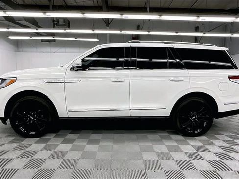 Used 2024 Lincoln Navigator Reserve w/ Monochromatic Package AWD/4WD image 13