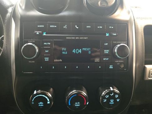 Used 2016 Jeep Compass Latitude image 19