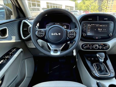 Used 2025 Kia Soul LX FWD image 5