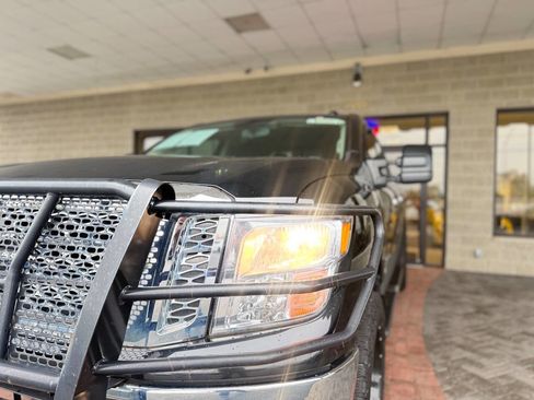 Used 2019 Nissan Titan SV w/ SV Convenience Package image 23