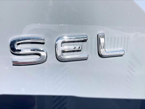 Certified 2025 Volkswagen Atlas SEL image 31