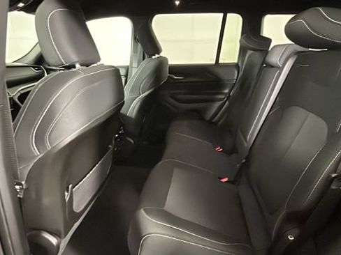 Used 2024 Jeep Grand Cherokee Laredo AWD/4WD image 26
