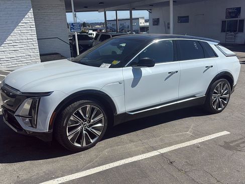 Used 2026 Cadillac Lyriq Signature Luxury AWD/4WD image 2