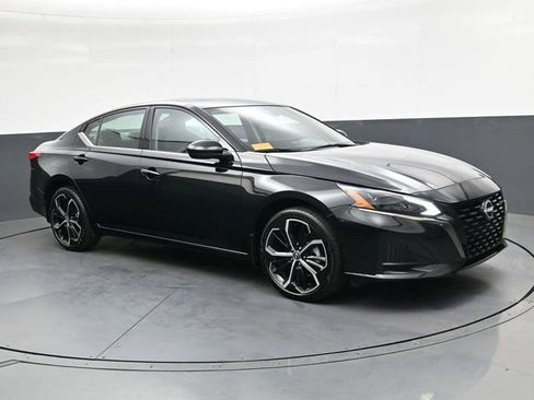 Used 2024 Nissan Altima 2.5 SR w/ SR Premium Package image 2