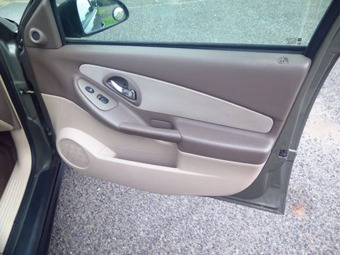 Used 2005 Chevrolet Malibu LS w/ Preferred Equipment Group FWD image 16