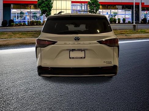 Used 2024 Toyota Sienna Platinum AWD/4WD image 6