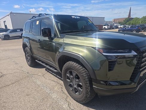 Used 2024 Lexus GX 550 AWD/4WD image 3