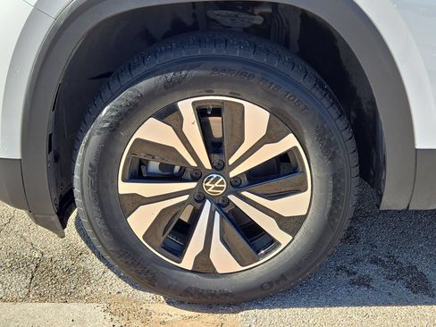 Used 2024 Volkswagen Atlas Cross Sport SE FWD image 11