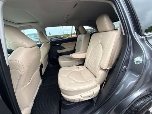 Used 2024 Toyota Highlander XLE AWD/4WD image 17