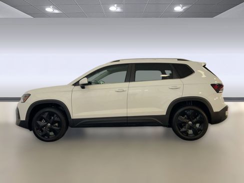 New 2026 Volkswagen Taos SE image 2
