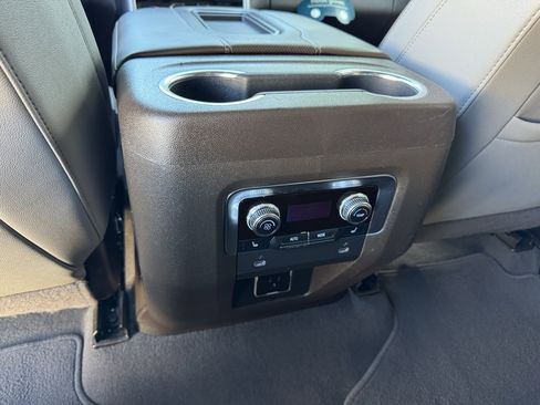 Used 2022 GMC Yukon SLT w/ SLT Luxury Package image 17