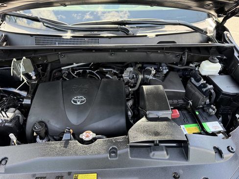 Used 2019 Toyota Highlander XLE AWD/4WD image 39