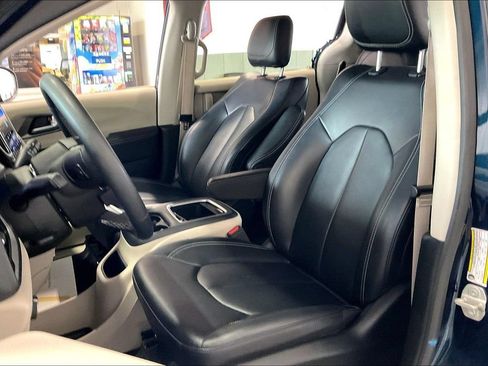 Used 2023 Chrysler Pacifica Touring-L FWD image 3