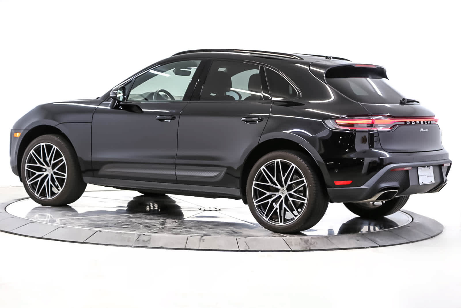 Used 2024 Porsche Macan AWD/4WD image 3