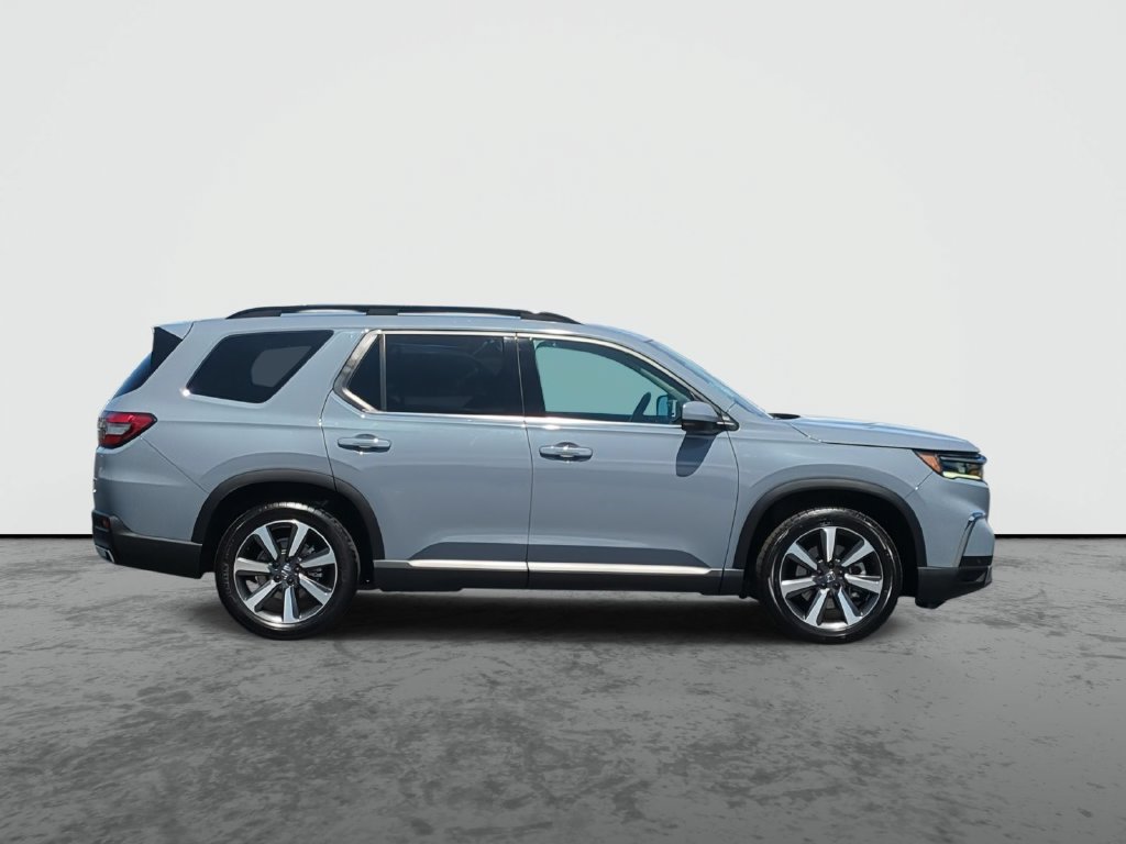 Used 2025 Honda Pilot Touring image 9