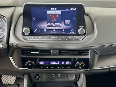 Used 2024 Nissan Rogue SV image 23