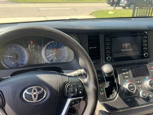 Used 2018 Toyota Sienna LE w/ Carpet Mat Package image 20